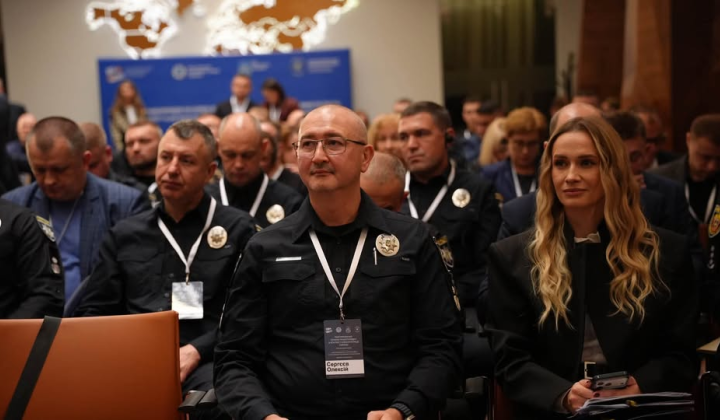 Люди працюють над реформою правоохоронних органів