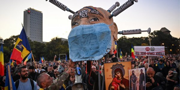 Ультраправые антивакцинаторы штурмуют парламент