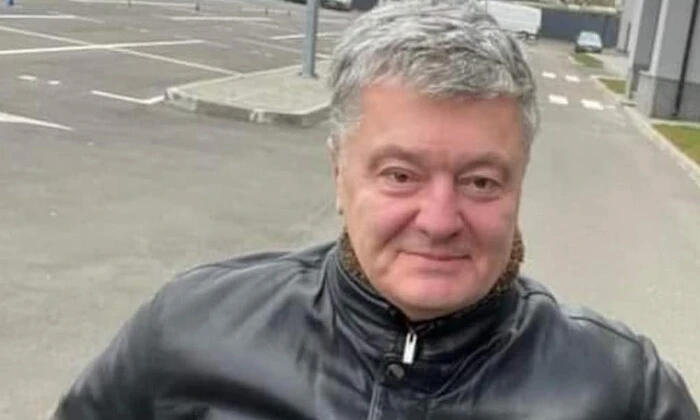 Петро Порошенко на мотоцикле в Киеве