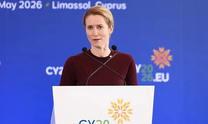 Прапори України та Європейського Союзу