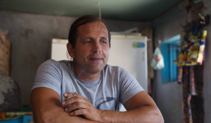 Чоловік спалює опудало Зеленського