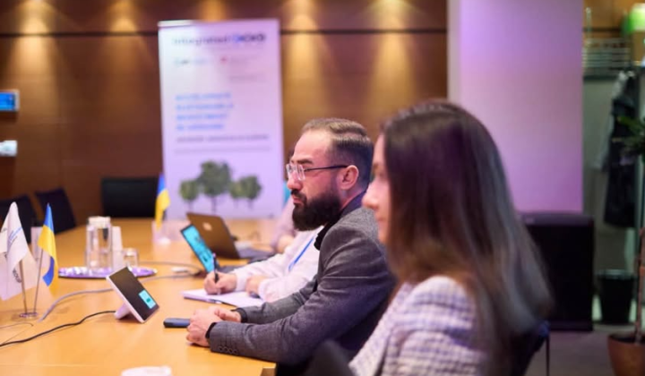 Логотип Національного банку України та слова ESG-принципи у банках