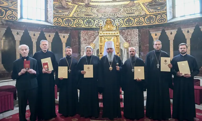 Митрополит Епіфаній підписує укази для кліру