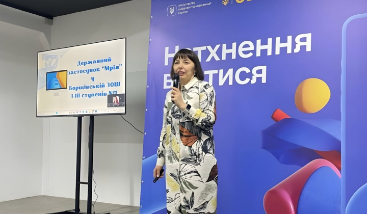 Фото школи на тлі державного прапору