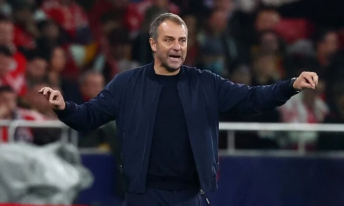 Barcelona extends contract with coach Flick