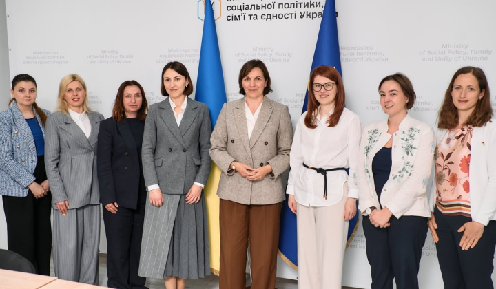 Дети с семьями на переговорах с Німеччиной