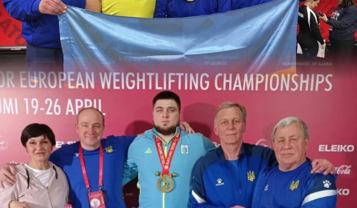 Сборная Украины по тяжелой атлетике на пьедестале
