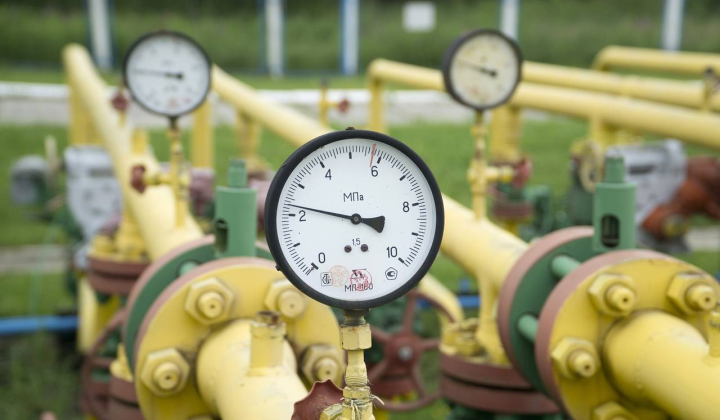 Флаги міжнародних організацій на тлі газопроводу