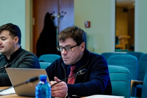 Логотипы потенциальных инвесторов на столе