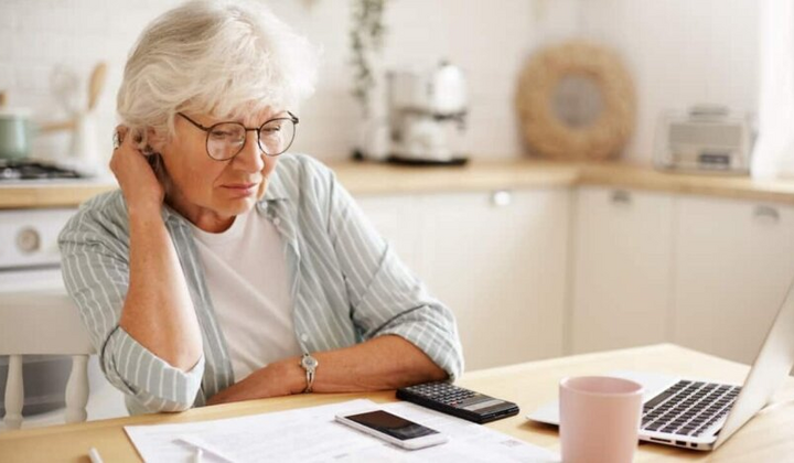 Працівник з 30-річним стажем у офісі