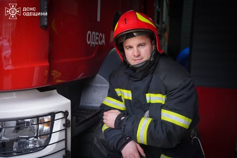 Рятувальник ДСНС на фоні руйнувань