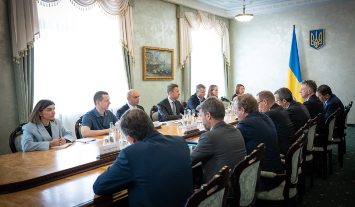 Premier Koretsky discusses finances with advisors
