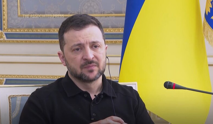 Президент Украины Владимир Зеленский разговаривает на пресс-конференции