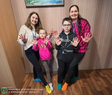 Специалисты миграционной службы в разноцветных носках