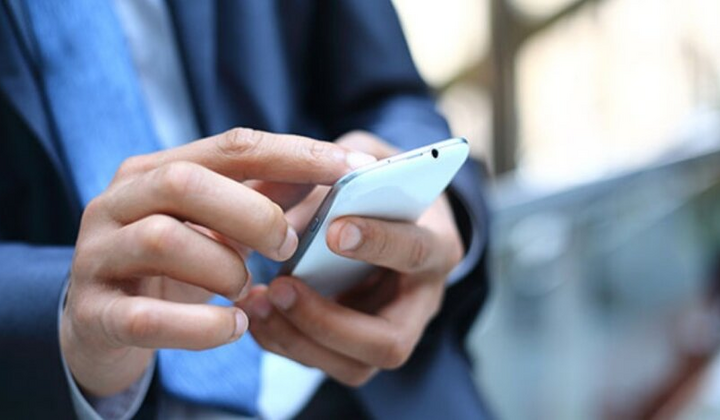 Людина дивиться на дані у держреєстрі