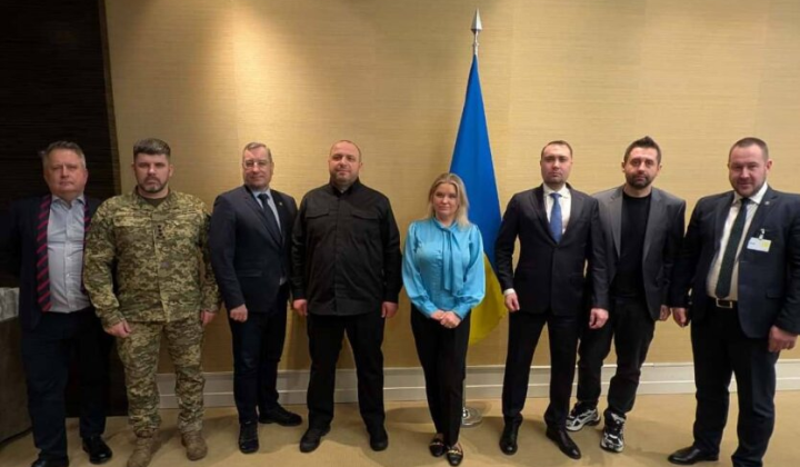 Делегації України, США та Росії на переговорах