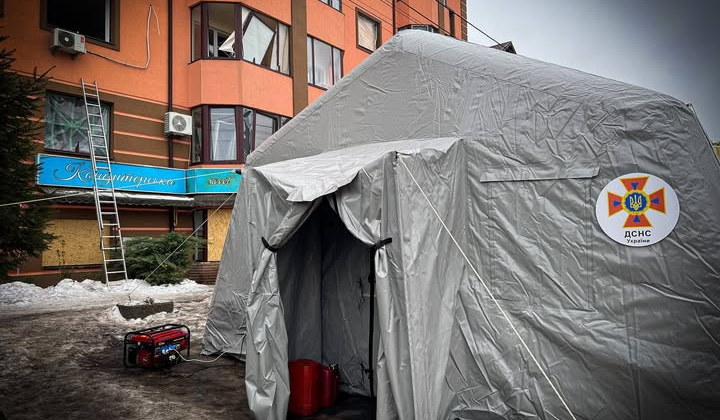 Рятувальники допомагають постраждалим на Київщині