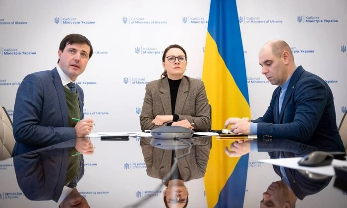 Група людей збирає врожай на фермі
