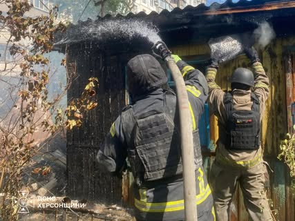 Обстріл Херсона: поранені люди і пожежа
