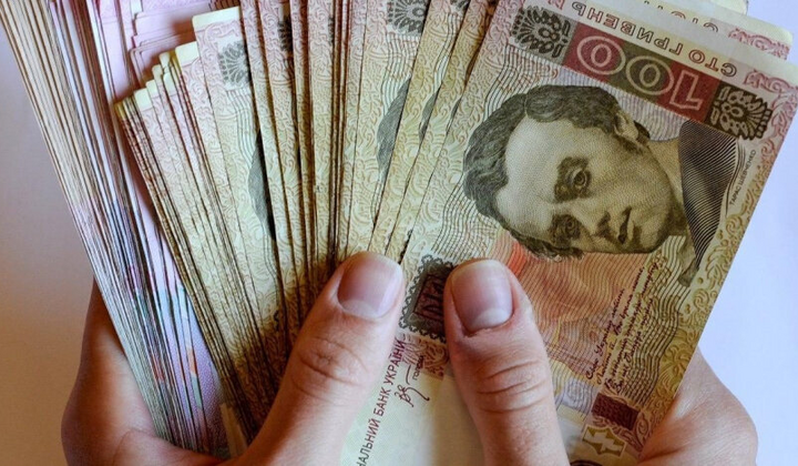 Семья получает деньги через программу