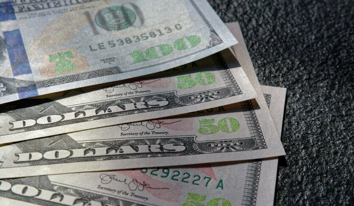 Українські гроші на синіх фондових графіках