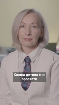 Соціальний працівник розмовляє з батьками