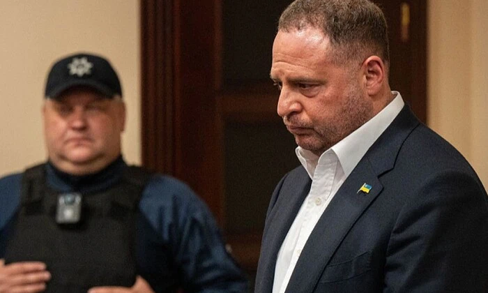 Адвокат оплачивает камеру для Єрмака