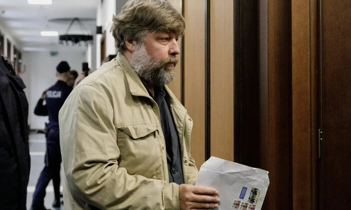 Археолог на фоне украинского флага