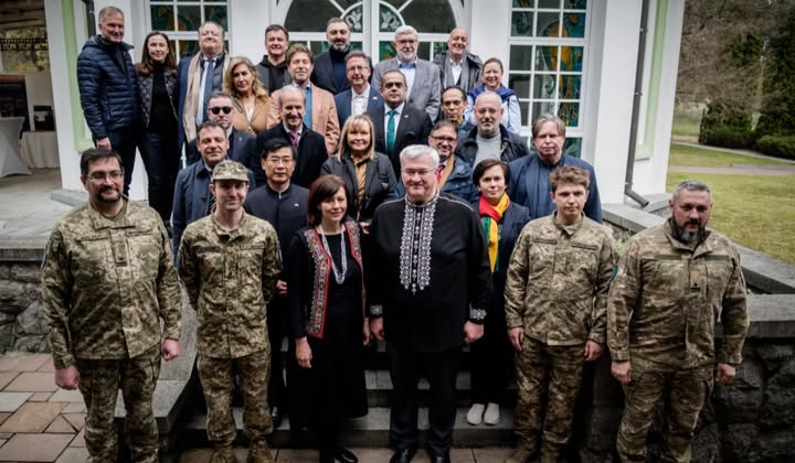 Благодійний ярмарок дипломатів українською
