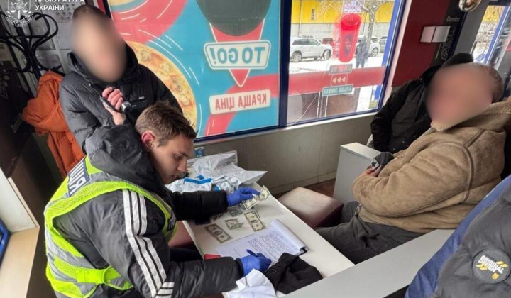 Задержанный мужчина за получение $18000