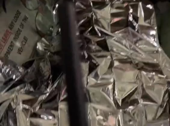 Поліцейські евакуюють пораненого під ударами дронів