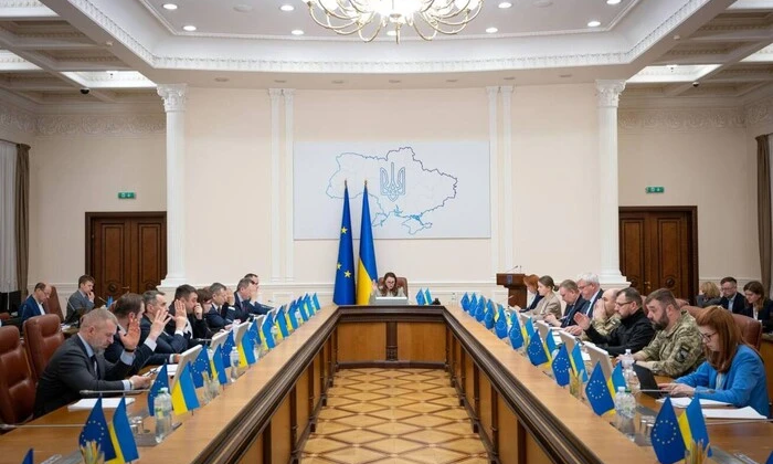 Логотип Держпраці на тлі цифрових технологій