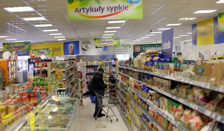 Овощи и фрукты на полках магазина