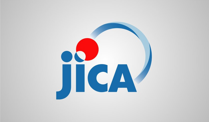Логотип JICA на фоне украинского флага