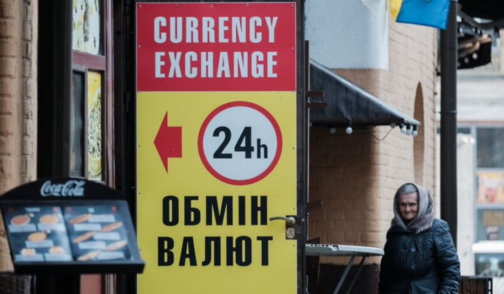 Банковская карта и деньги в долларах