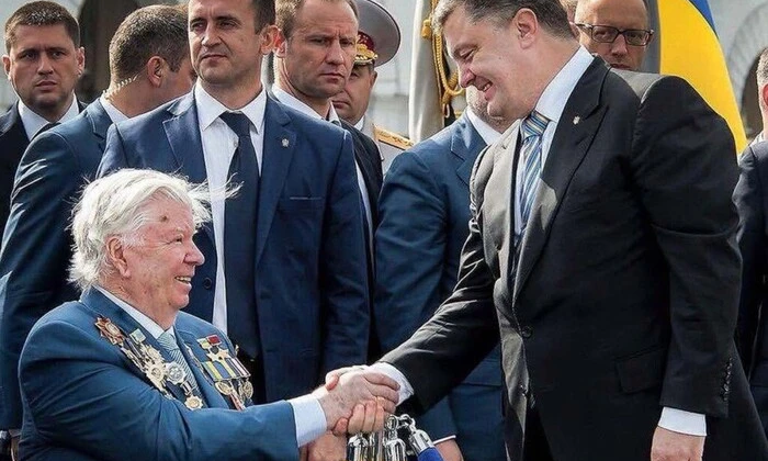 Петро Порошенко привітав батька з 90-річчям