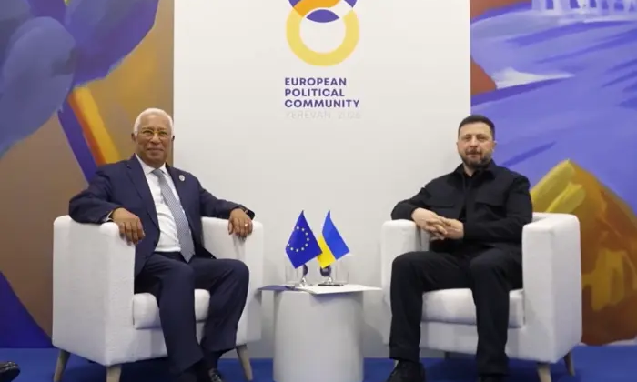 Логотип ЕС с украинским флагом на фоне
