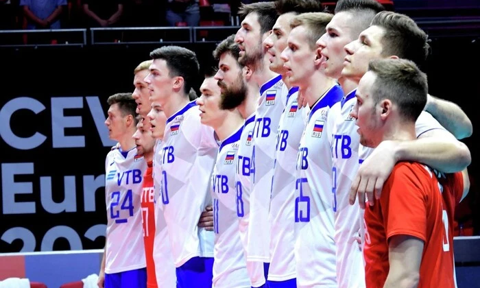 Логотип ФІВБ на тлі російського прапору