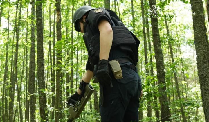 Demining specialists demonstrate the algorithm of actions