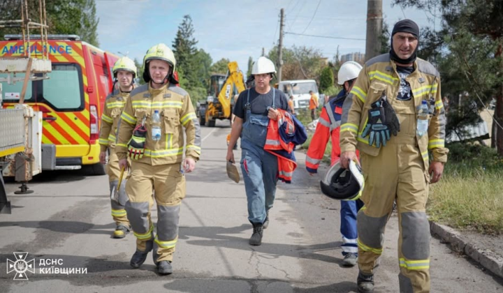 Rescuers of the State Emergency Service dismantle the rubble in Vysneve