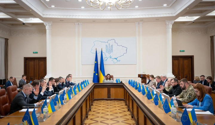 Верхівка будівлі уряду Кабміну