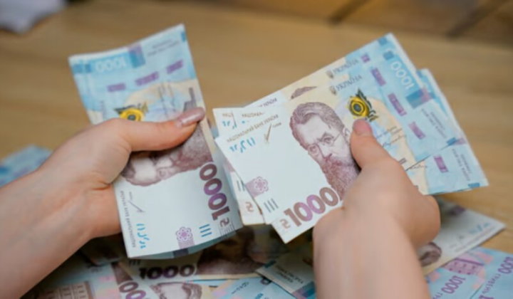 Пенсіонери з окупованих територій в пункті виплат