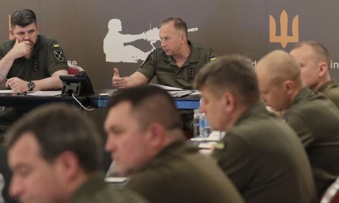 Дрони на столі з технікою