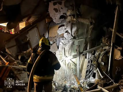 Ночная атака в Киеве унесла жизнь человека и нанесла ущерб зданиям и автомобилям