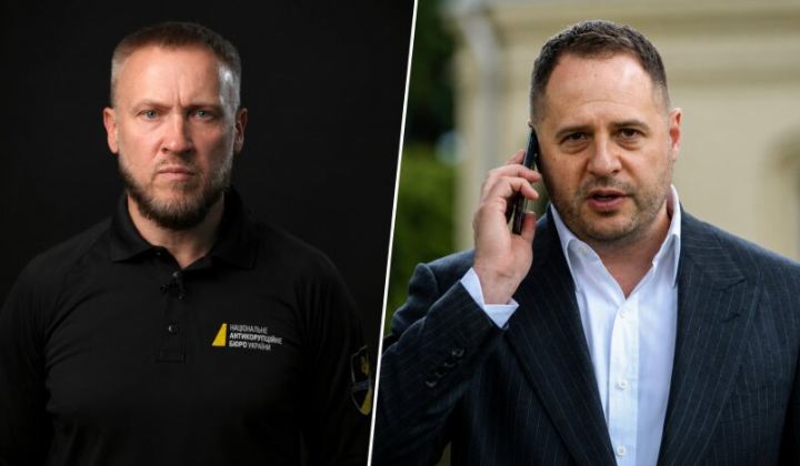 Політик у чорному костюмі на фоні набору грошей