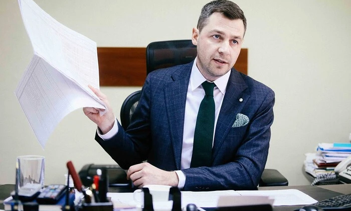 Бізнесмен стоїть у лісі в Україні
