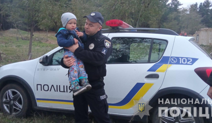 Маленький хлопчик загубився у лісі