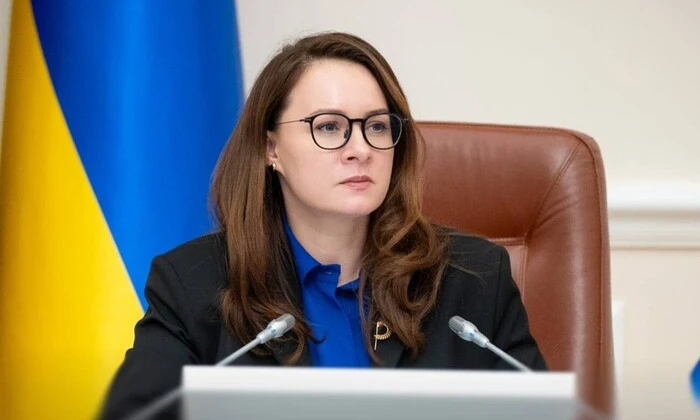 Флаг України з грошима ЄС