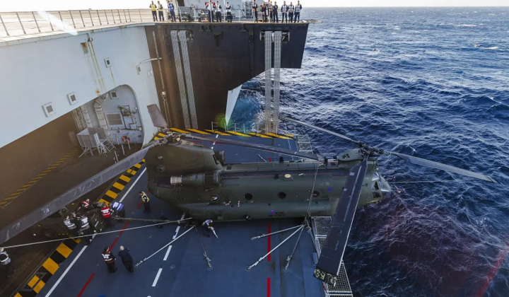 Экипажи Chinook отрабатывали навыки на авианосце HMS Queen Elizabeth с водоизмещением свыше 71,6 тыс. тонн