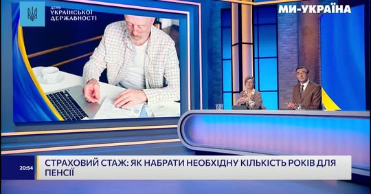 Женщина с калькулятором на фоне